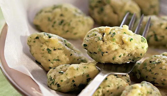 Клецки с петрушкой и чесночным маслом