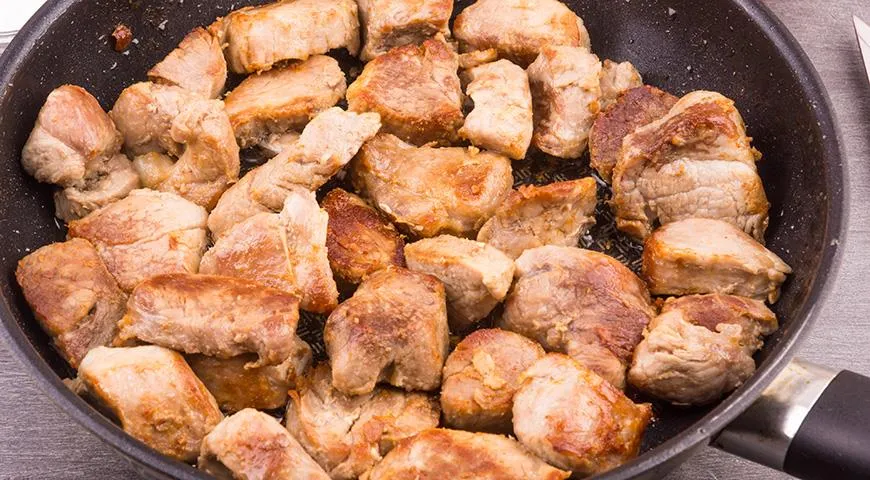 Жарить свиной окорок на сковороде нужно небольшими кусками и желательно предварительно замариновать его