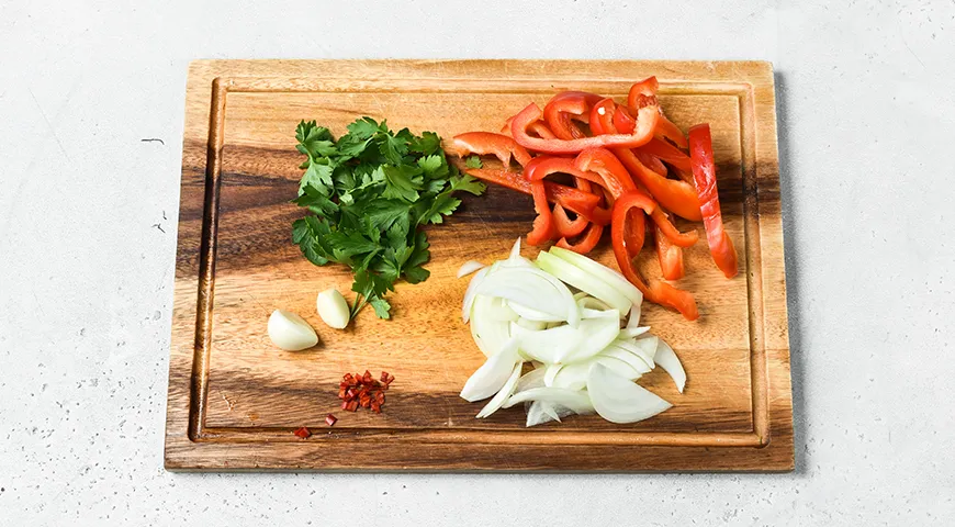 Шакшука: яичница с томатами и луком классическая