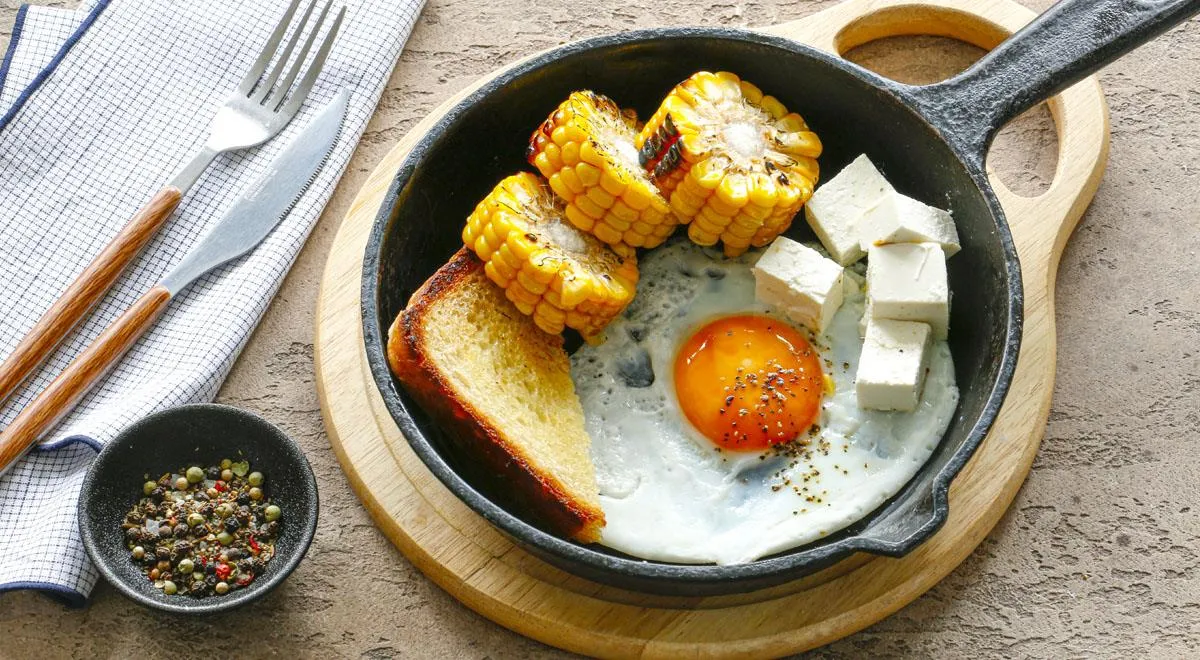 Рецепт яичницы с вареной кукурузой, фетой и тостом