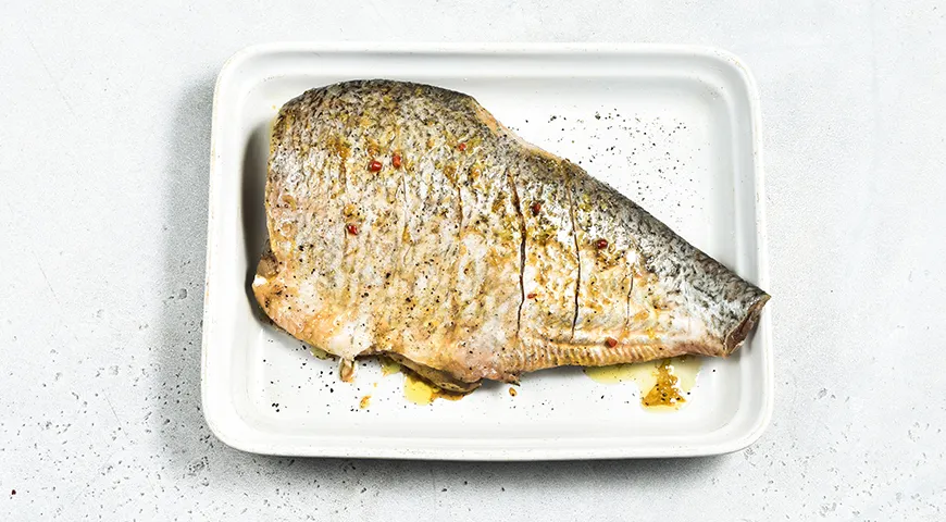 Лещ, запечённый целиком в рукаве в духовке