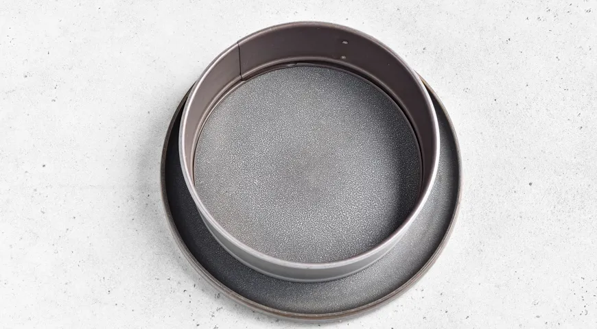 Слоеный салат с копченой курицей и арахисом