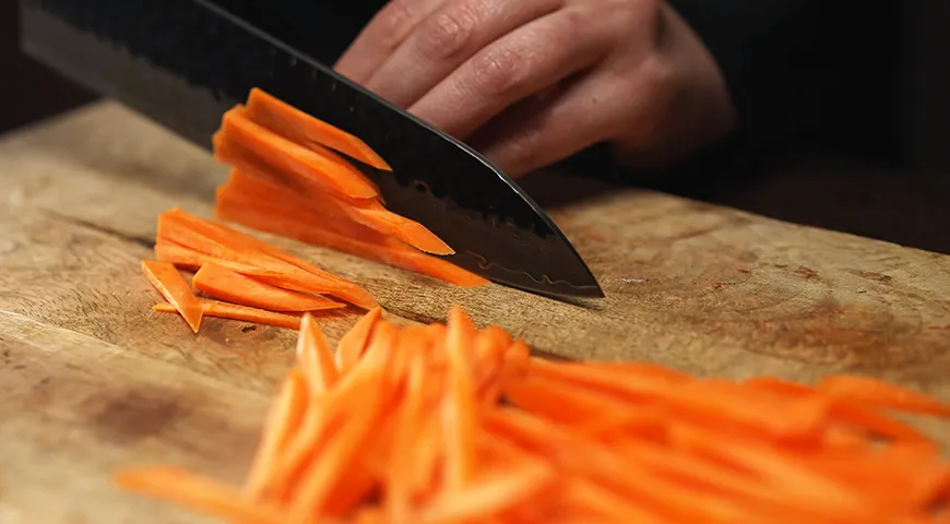 Не нарезайте овощи для салата слишком мелко, иначе при перемешивании рискуете получить кашу