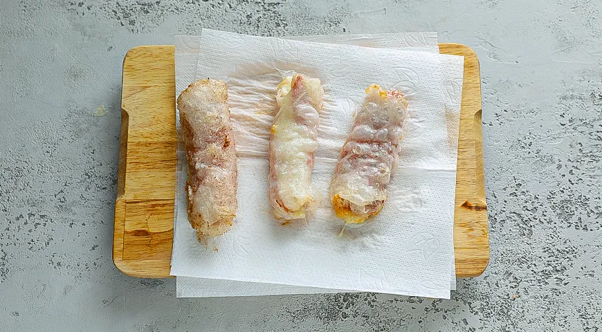 Хрустящие трубочки с колбасой и моцареллой