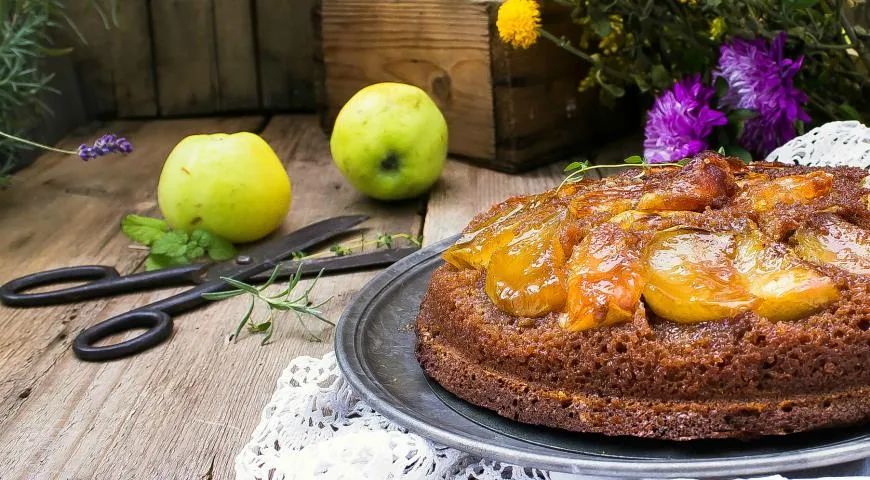 Сибирский перевёртыш с антоновскими яблоками и черемуховой мукой