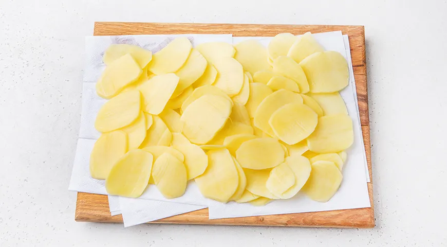 Картофельная запеканка с фаршем и овощами под сыром