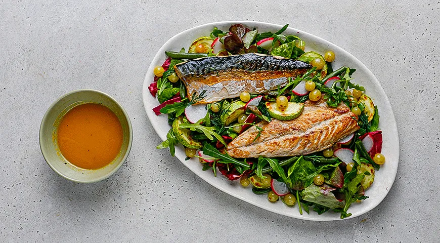 Теплый салат из скумбрии с крыжовником