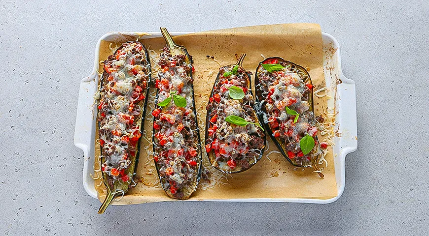 Баклажаны, фаршированные колбасками и овощами
