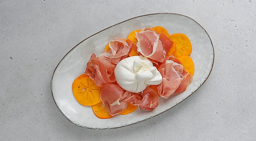 Салат из хурмы с хамоном и бурратой