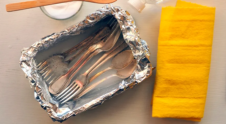 Чтобы избавиться от налета на столовых приборах, используйте соль, соду и фольгу