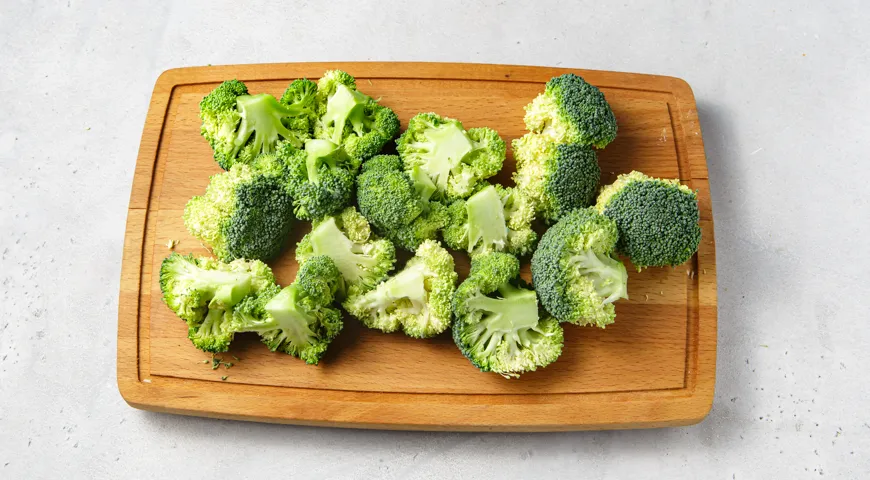 Брокколи с яйцом и сыром на сковороде