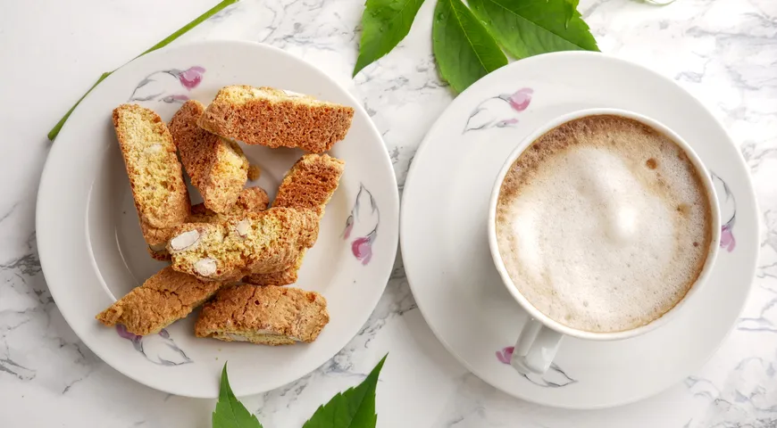 В Тоскане в кофе латте макают хрустящие кантуччини с миндалем