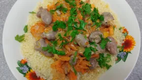 Куриные сердечки, тушенные в сметане с луком и морковью