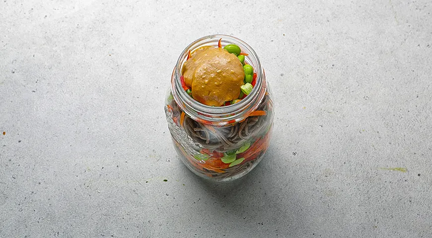 Салат из гречневой лапши с овощами