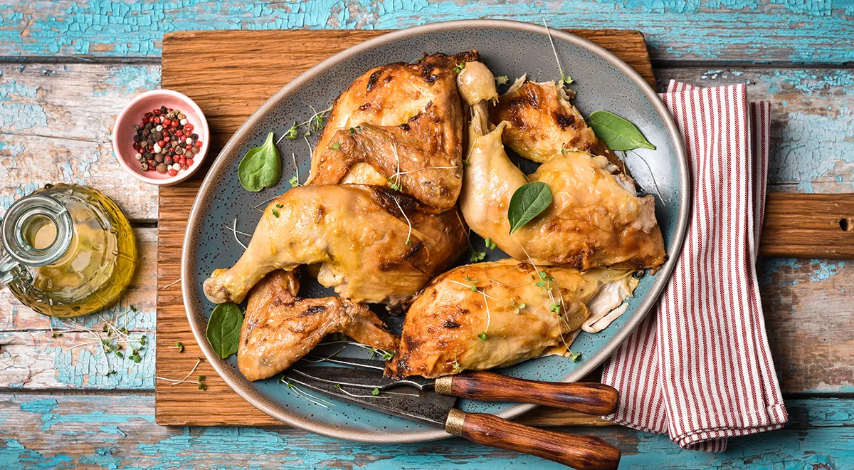 Курица, запеченная на бутылке в духовке