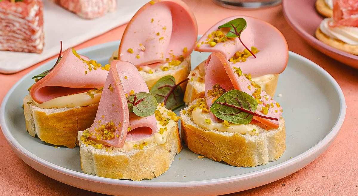 Брускетта с вареной колбасой, айоли и фисташками