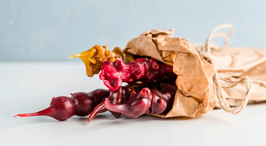 Хранить чурчхелу рекомендуется в пергаментной бумаге