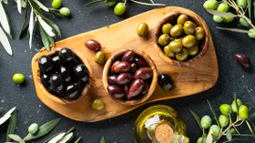 Зеленые и черные оливки: в чем разница на самом деле и какие лучше выбрать