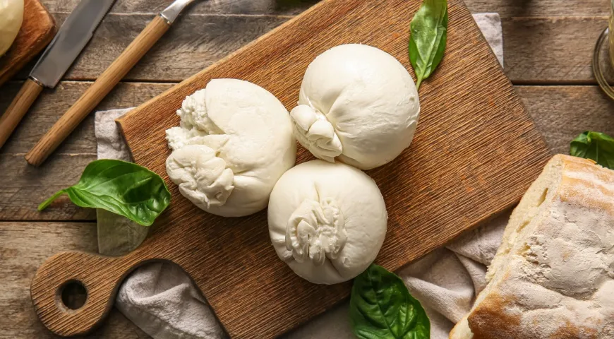 В буквальном переводе burrata означает «масляная» или «со сливочным маслом»
