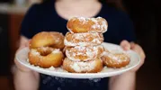 Домашние пончики: история и 8 проверенных временем рецептов