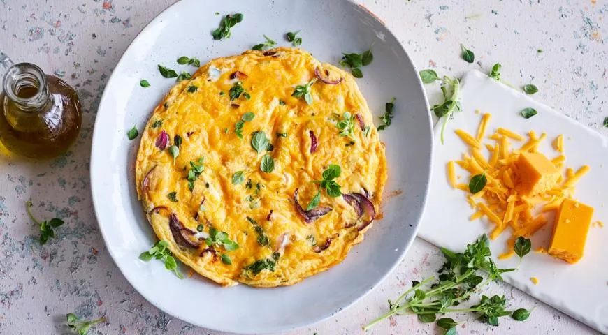 Закрытый омлет с манкой, помидорами, сыром и зеленью