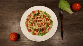 Овощной салат с курицей