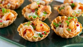 Тарталетки с сыром, зелёным луком и креветками