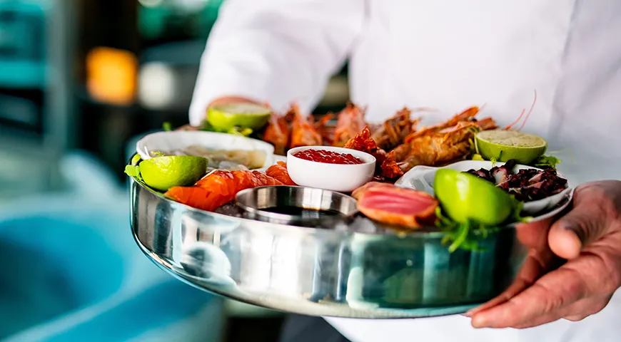 При знакомстве с дорогим рестораном стоит обратить внимание на дегустационные сеты. Небольшие порции в них позволяют сделать цену более комфортной