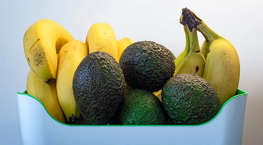Ускорить созревание авокадо поможет этилен — газ, который выделяют очень спелые овощи и фрукты. Например, бананы