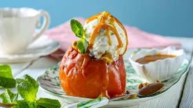 Яблоки на гриле с мороженым и карамелью