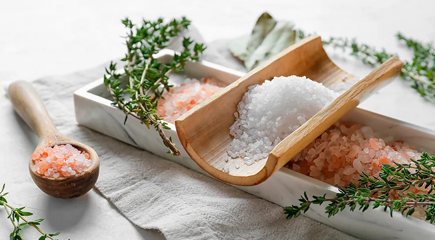  Цвет морской соли — от ослепительно белого до серого, розоватого, черного или даже красноватого, что обусловлено включениями глины, водорослей или вулканической породы