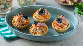 Тарталетки с салатом из ветчины, сыра и корейской моркови