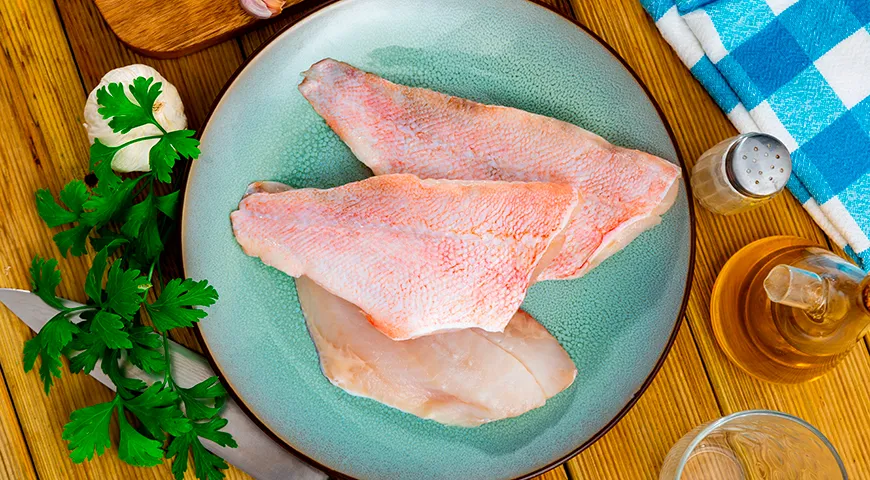 Когда кости из филе удалены, промойте его холодной водой и обсушите бумажным полотенцем. Теперь филе окуня готово к приготовлению