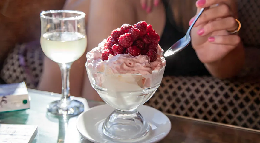 Сладкие десерты (мороженое в их числе) «помогают» алкоголю: он дольше задерживается в организме, и опьянение становится сильнее