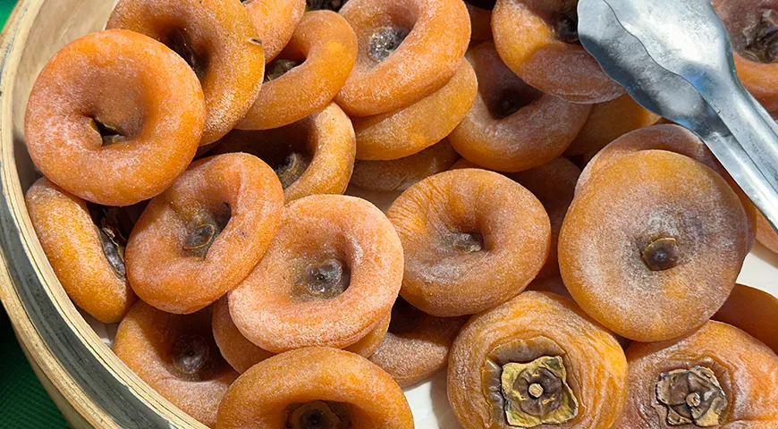 В Японии из хурмы Королек делают традиционное вяленое лакомство — хошигаки