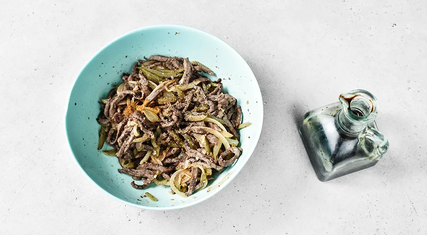 Салат «Шахтерский» с солеными огурцами и мясом