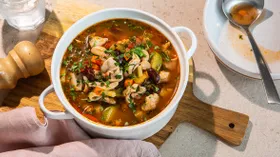 Томатный суп с курицей, консервированной фасолью и овощами