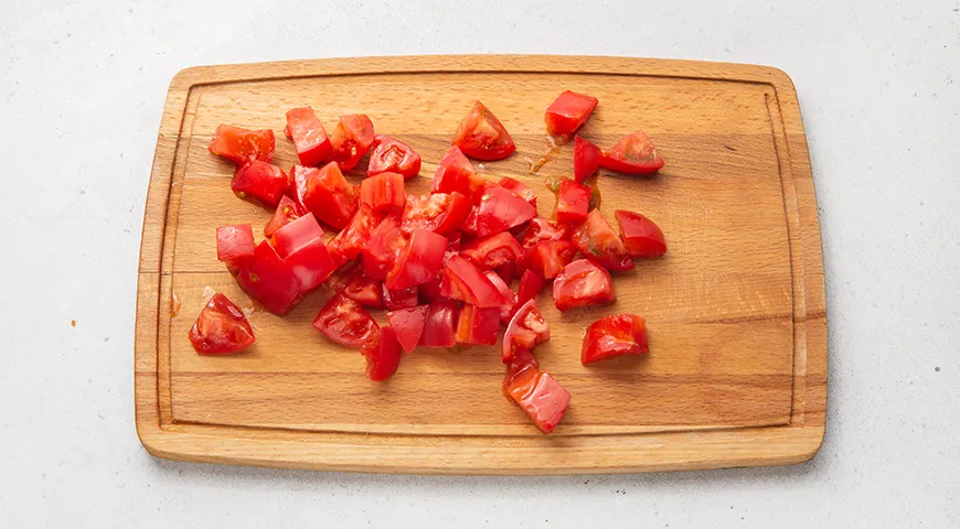 Салат с пекинской капустой, кукурузой, яйцом и помидорами