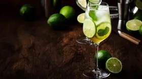 Почему коктейль Хуго из TikTok – главный напиток этого лета