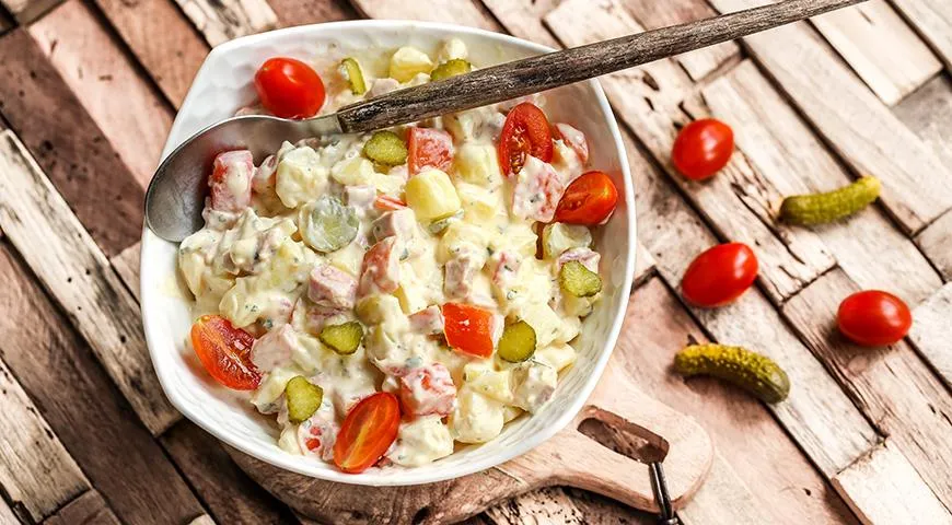 Пьемонтский салат с сосисками — простой, быстрый, нажористый