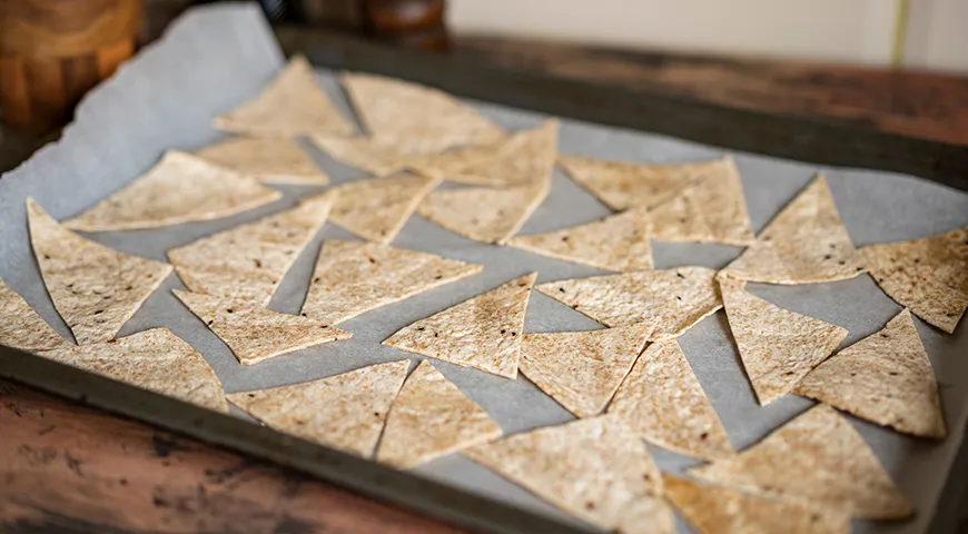 В домашних условиях мексиканцы, как правило, делают начос из вчерашней тортильи