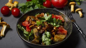 Салат с лисичками, баклажанами и кинзой