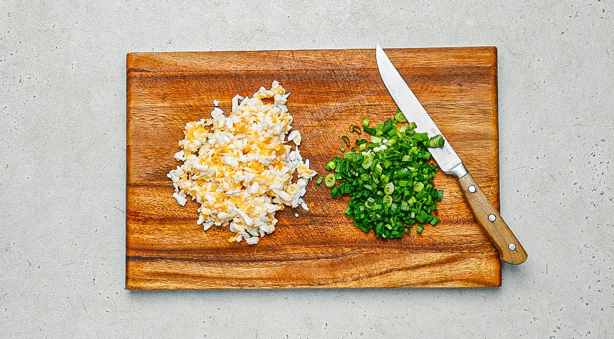 Чафли с яйцами, майонезом и зеленым луком