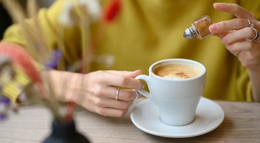 Корица славится своими согревающими свойствами и способностью ускорять обмен веществ