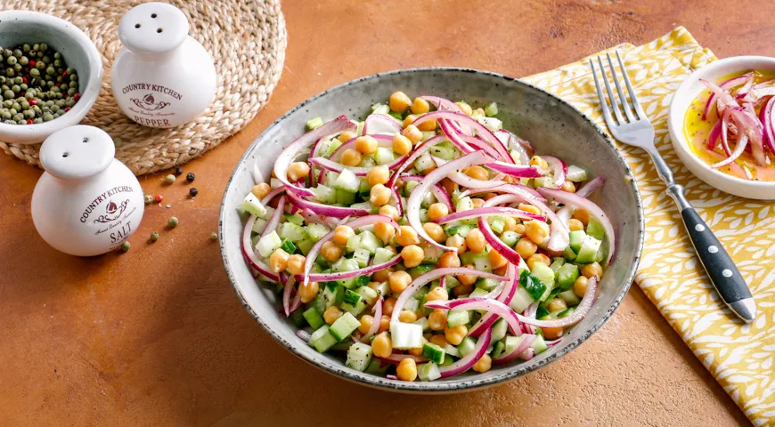 Салат с индейкой, сельдереем и малосольными огурчиками — пошаговый рецепт приготовления с фото