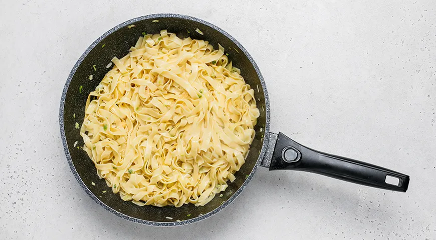 Макароны с яйцом и луком