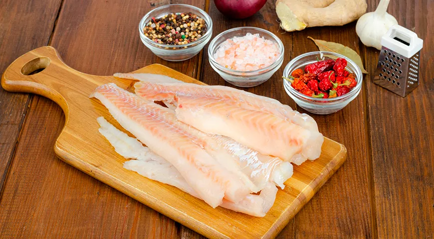 Приобретая филе минтая, ищите продукт белого, слегка розоватого оттенка, без темных пятен и повреждений