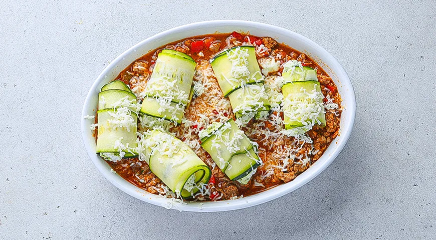 Кабачки (цукини), фаршированные рикоттой, в мясном соусе
