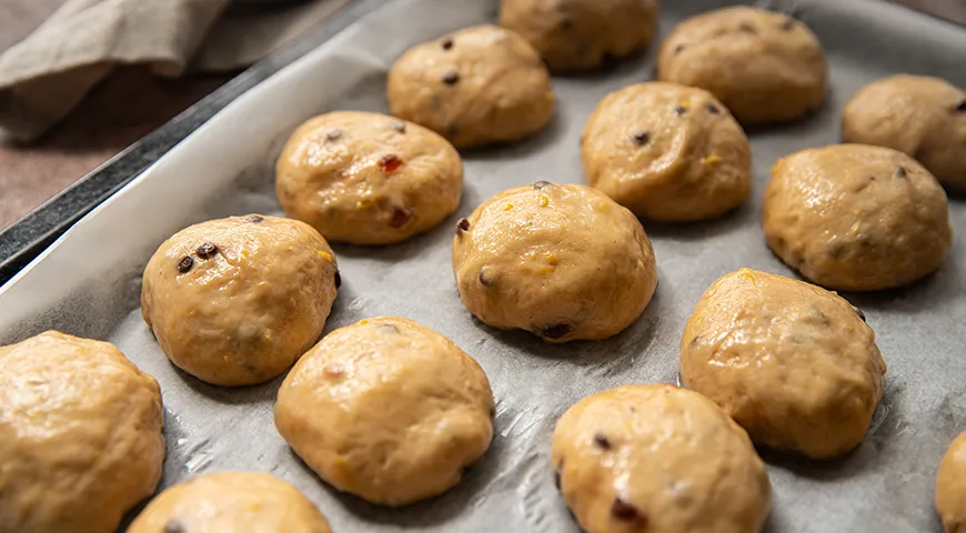 Порционные бриоши выпекают 15–20 минут при средней температуре 180–190 °C