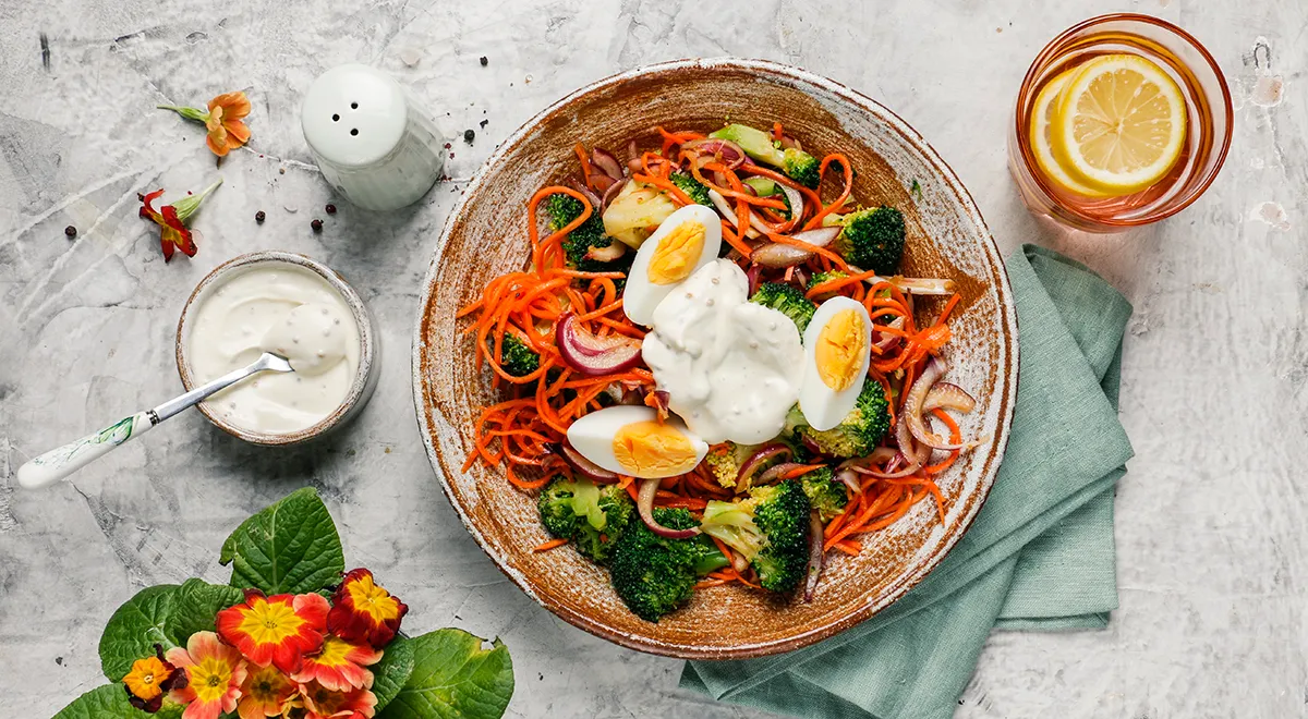 Салат с брокколи и яйцом